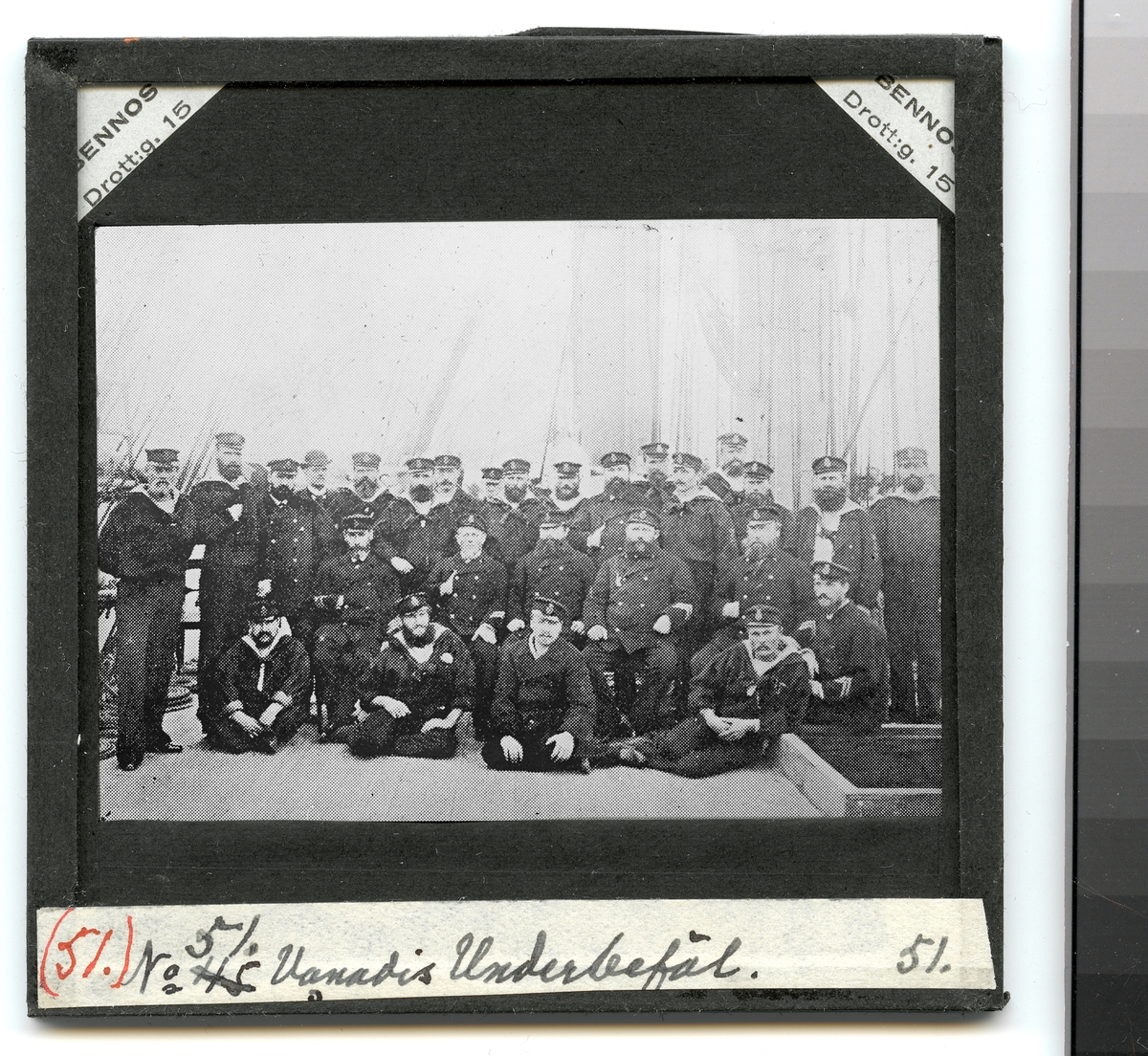 Denna grupporträtt visar underofficerare från fregatten Vanadis som har samlats för fotografering vid stormasten.