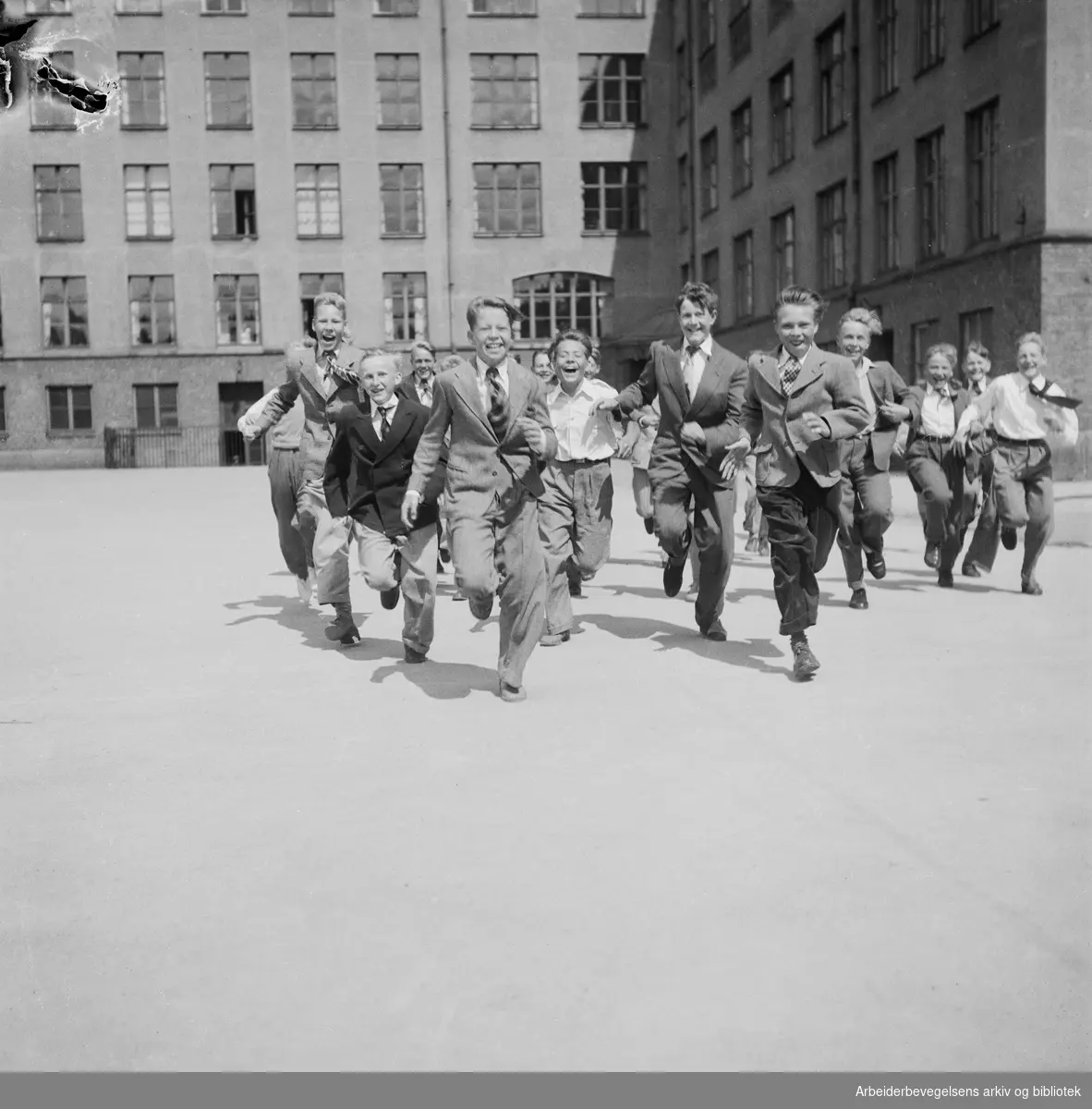 Siste skoledag før sommerferien for elevene på Rosenhof skole. Juni 1950.