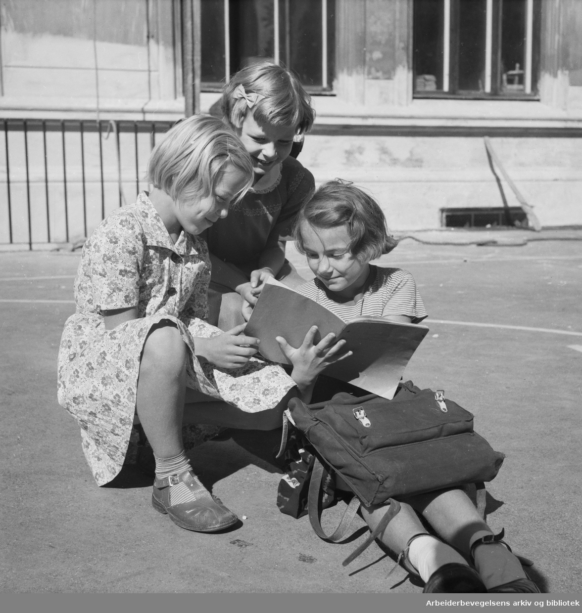 Første skoledag etter sommerferien. Fra venstre: Gerd Tamnes, Sissel Nordhagen og Brit Jacobsen. Møllergata skole. August 1952.