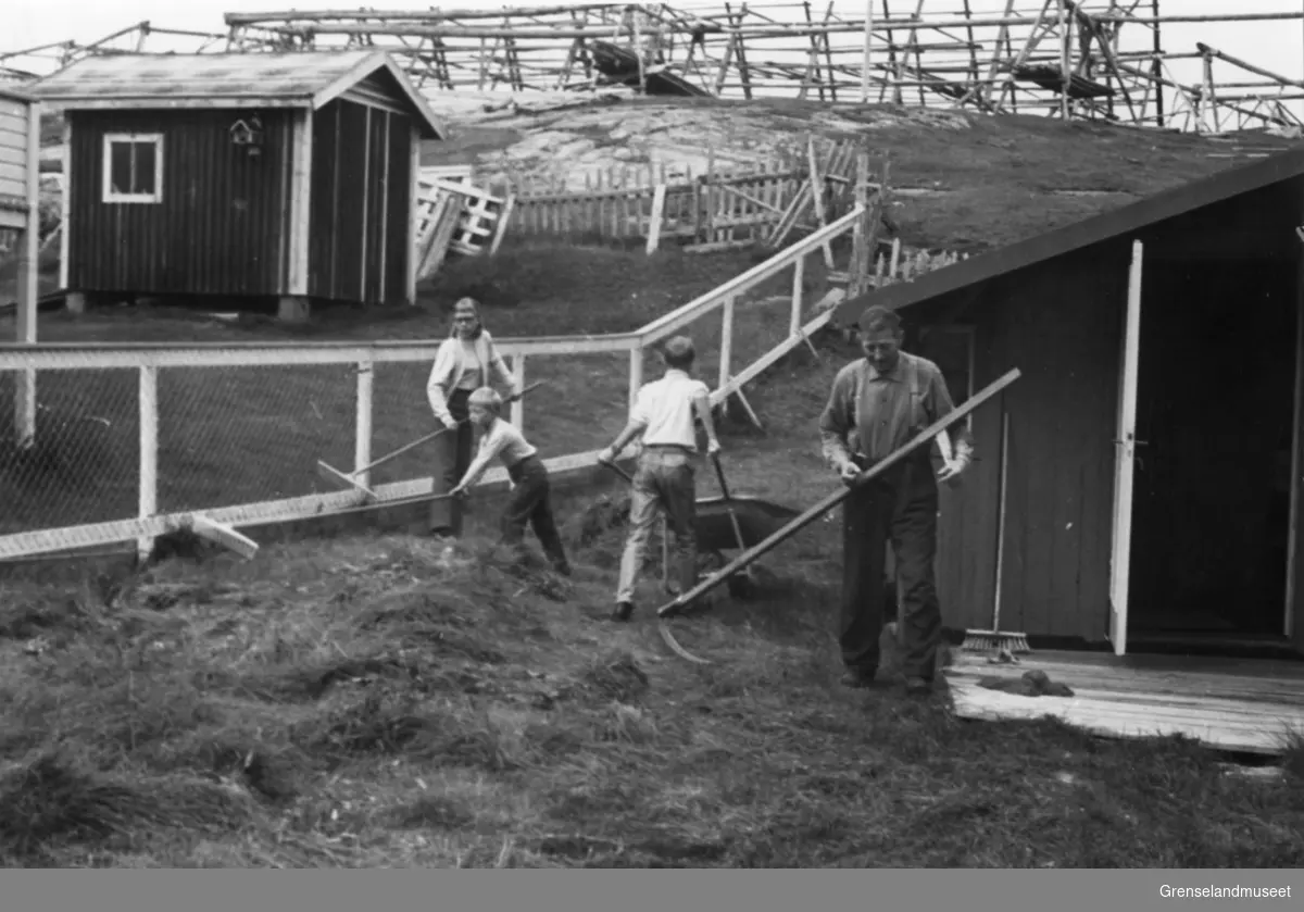 Bugøynes 17.07.1970. Anton Salmi og unge slektninger utenfor bislaget. Hjeller på Sankarhaugen i bakgrunnen.
