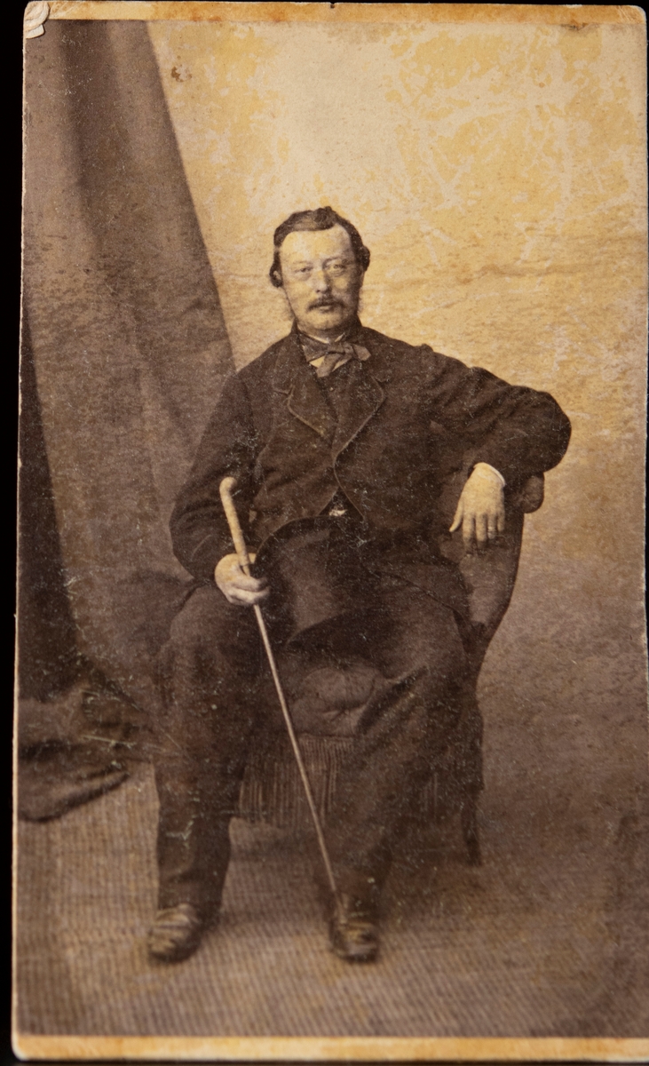 Porträtt av greven och löjtnanten Rudolf Adlersparre taget i Paris då han var 53 år.