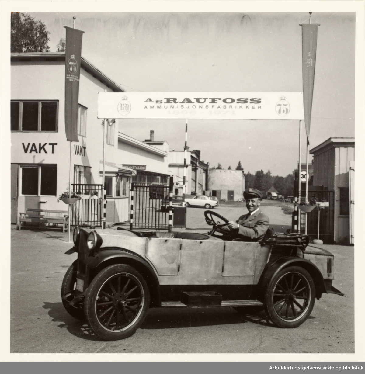Aluminiumsbil laget ved Raufoss Ammunisjonsfabrikker i 1922, fotografert under 75-års-jubileet til R.A. i 1971...