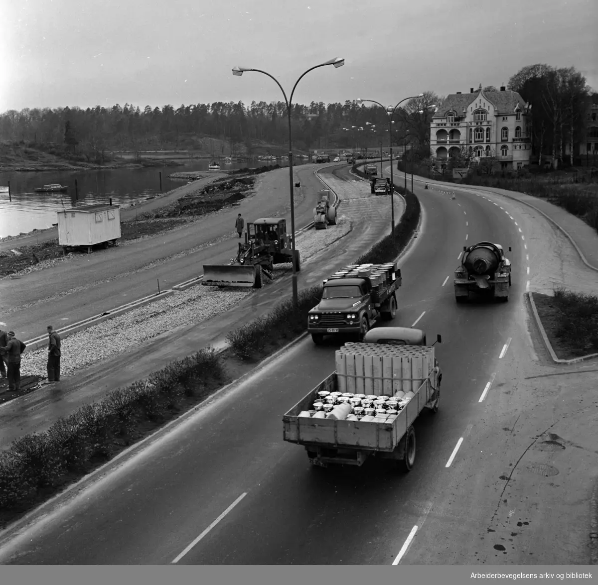 Strandpromenaden. Den ene kjørebanen på Sjølystveien hadde sunket, men blir åpnet om noen dager. November 1963
