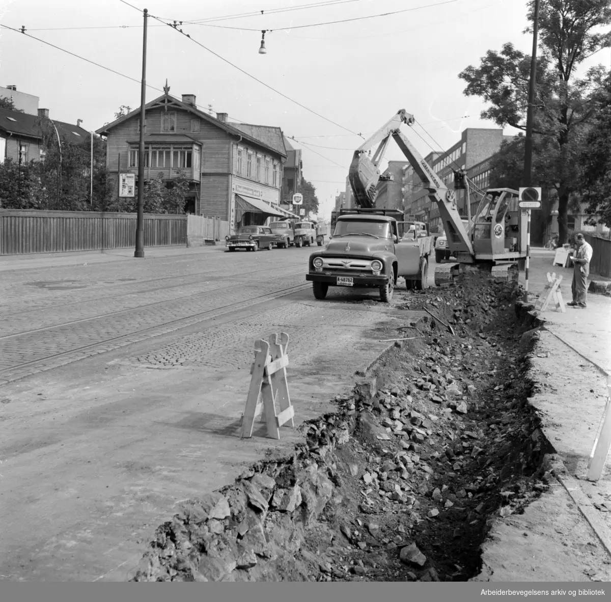 Trondheimsveien: Sykkelstien fra Carl Berners plass til Sinsen blir kjørebane. Juli 1960