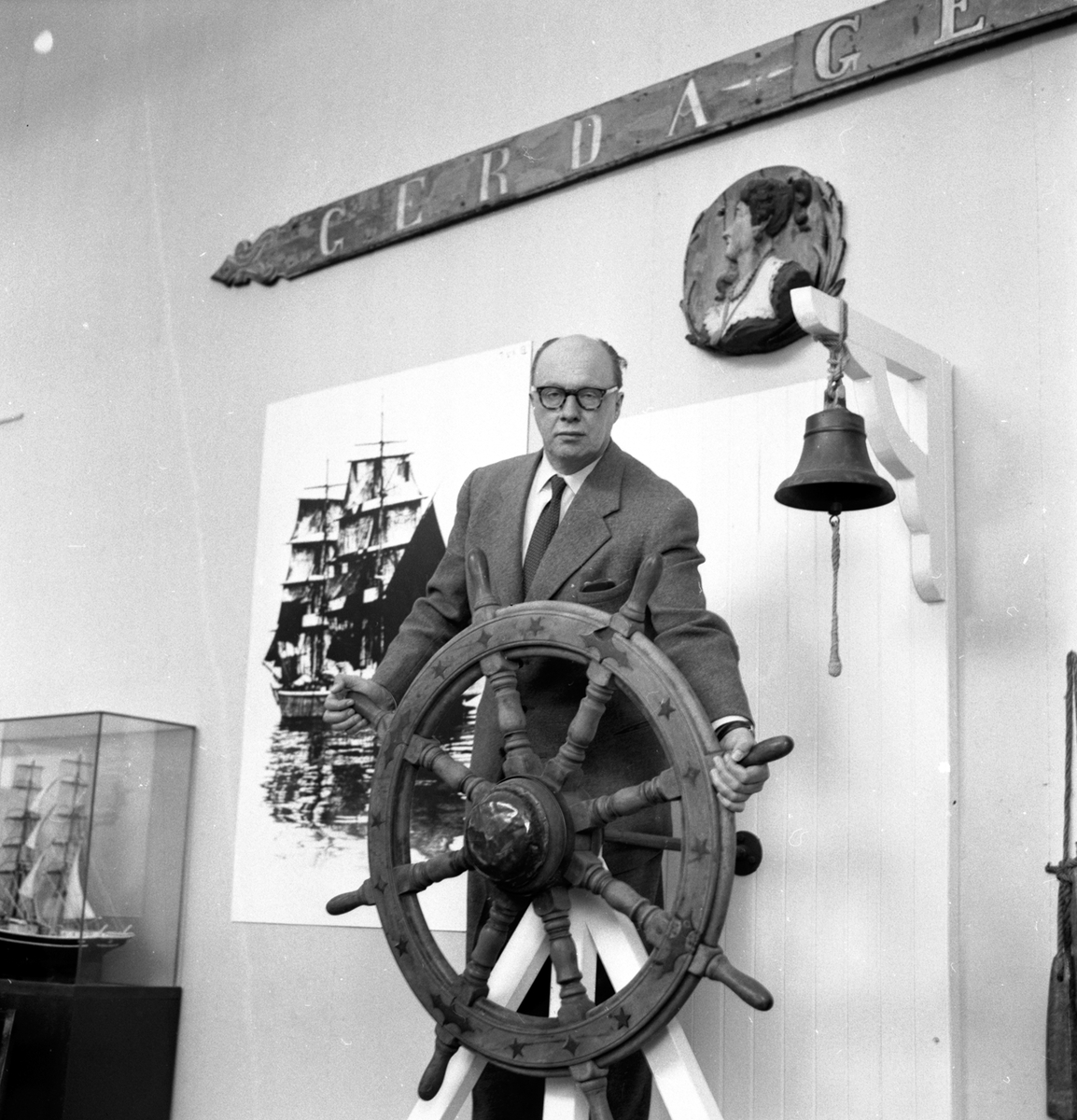 Sjöfartsutställning på Gävle museum 1957. Museichef Olle Källström.
