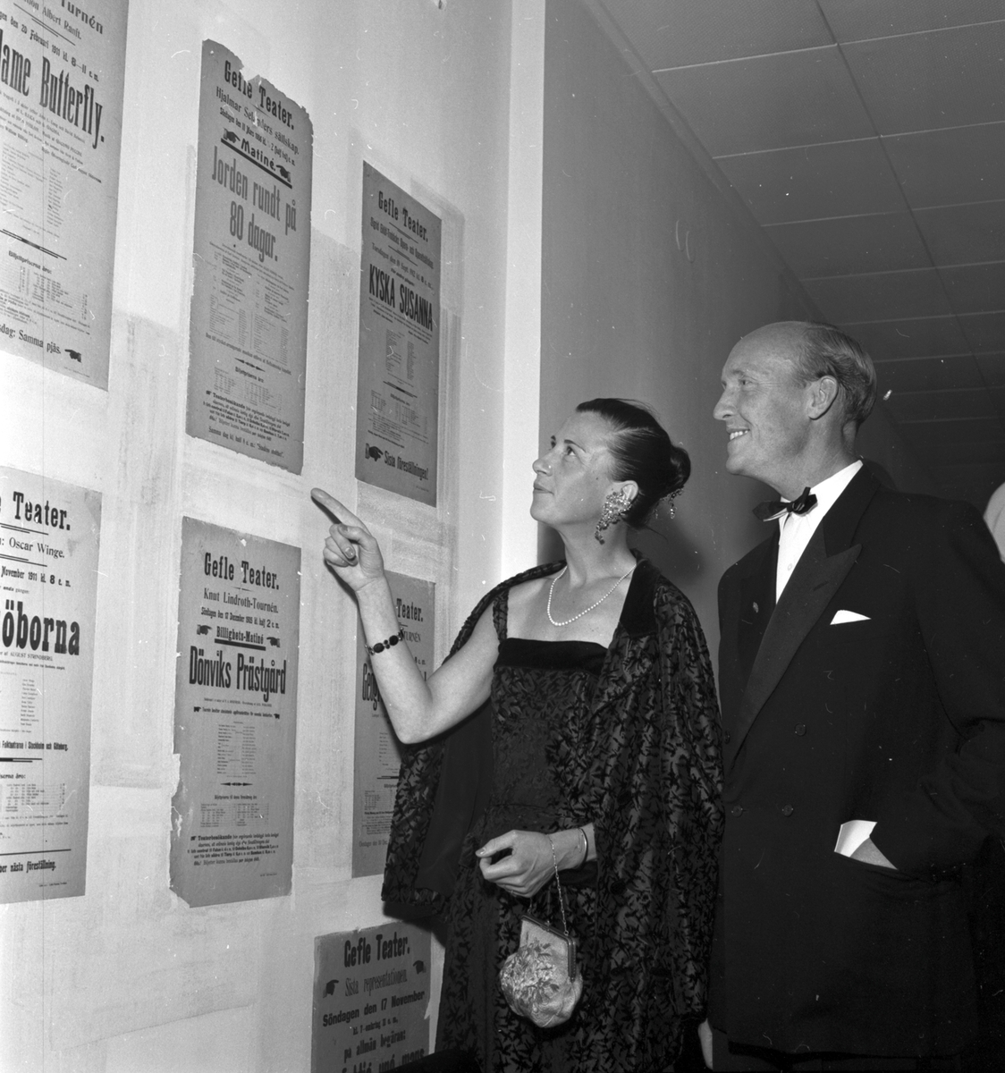 Kanslichef Stig Cedergren tillsammans med hustrun Agneta i samband med nyinvigningen av Gävle teater 1957.