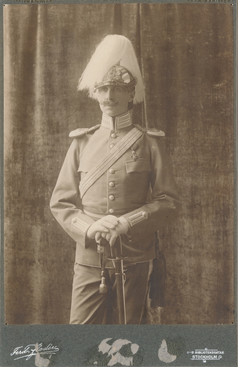 Porträtt av Nils Adlercreutz, löjtnant vid Livgardet till häst K 1.

Se även bild AMA.0000921.