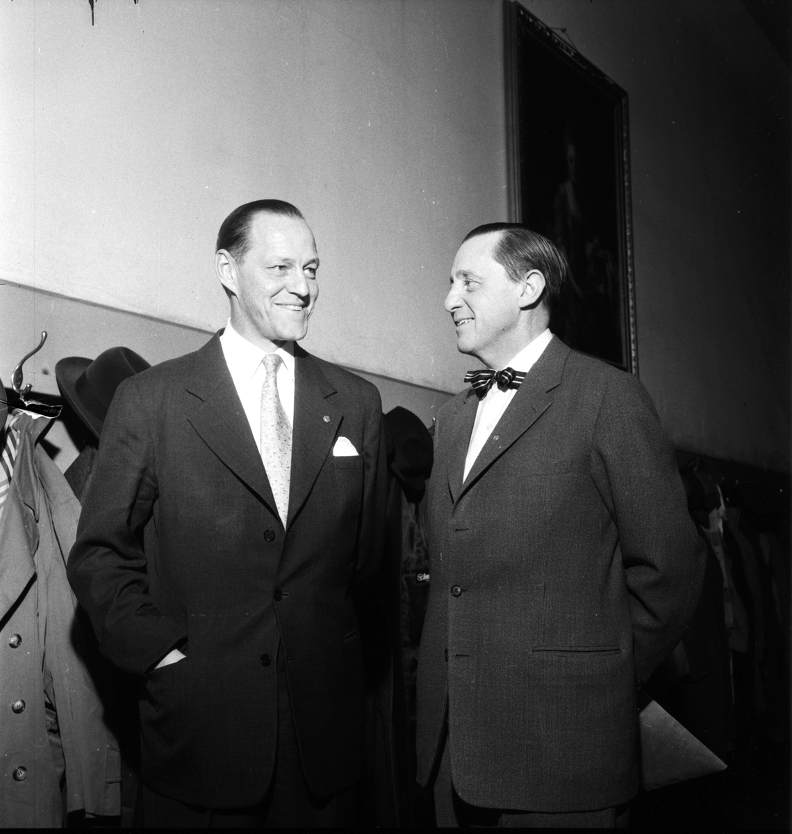 Jarl Hjalmarsson till höger och Theodor Sandgren till vänster. Bild tagen i samband med valrörelsen 1958.