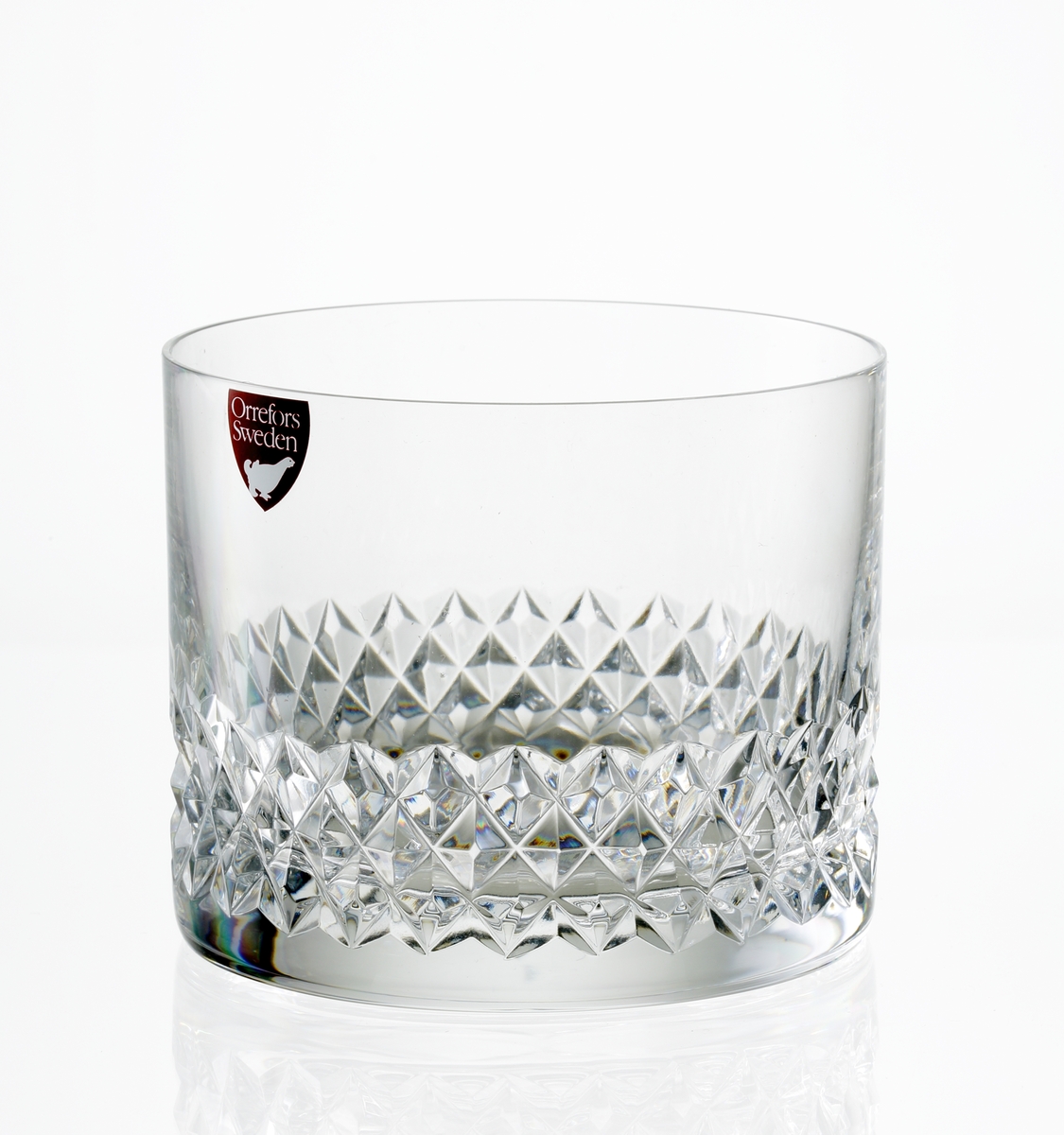 Design: Nils Landberg.
Cocktailglas. Cylindrisk kupa med diamantslipad dekor på nedre delen.
Fabriksmärke: röd botten med vit text.
