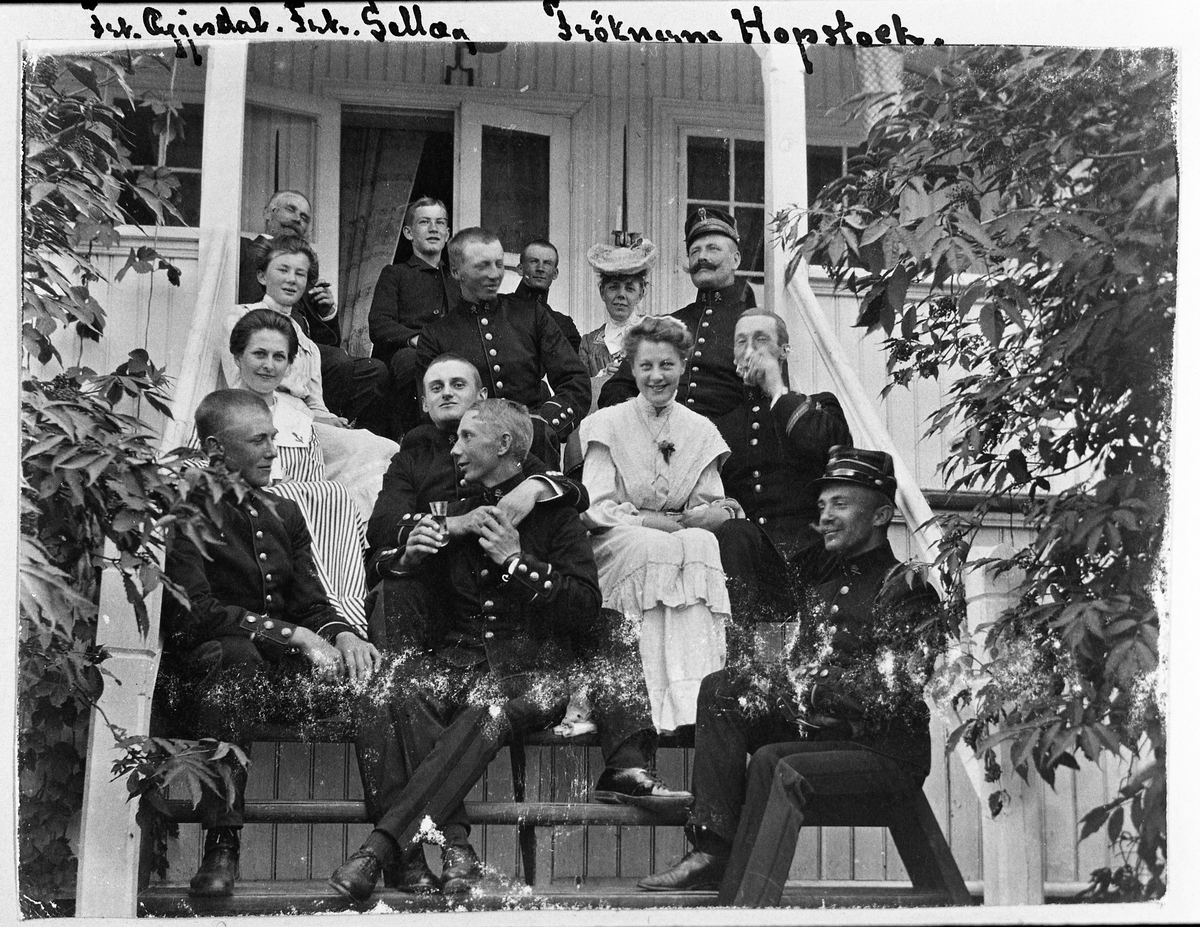 Gruppebilde fra Starum leir, Østre Toten, 1905. Militære (trolig offiserer) og noen damer avbildet foran inngangen til offisersmessa.  Damene fra venstre: Frk. Gjesdal, frk. Sellæg, frøknene Hopstock.