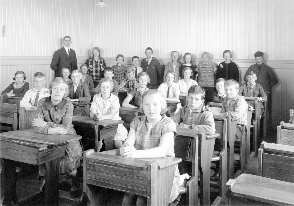 Centralskolan. Lärare med elever i ett klassrum. - Alingsås museum ...