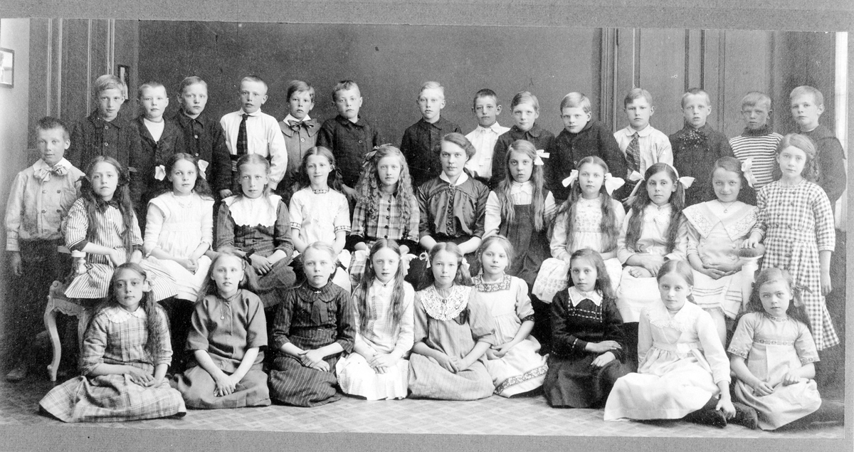 Lärarinnan Alfhild Friskopp (född Carlsson) med sina elever.