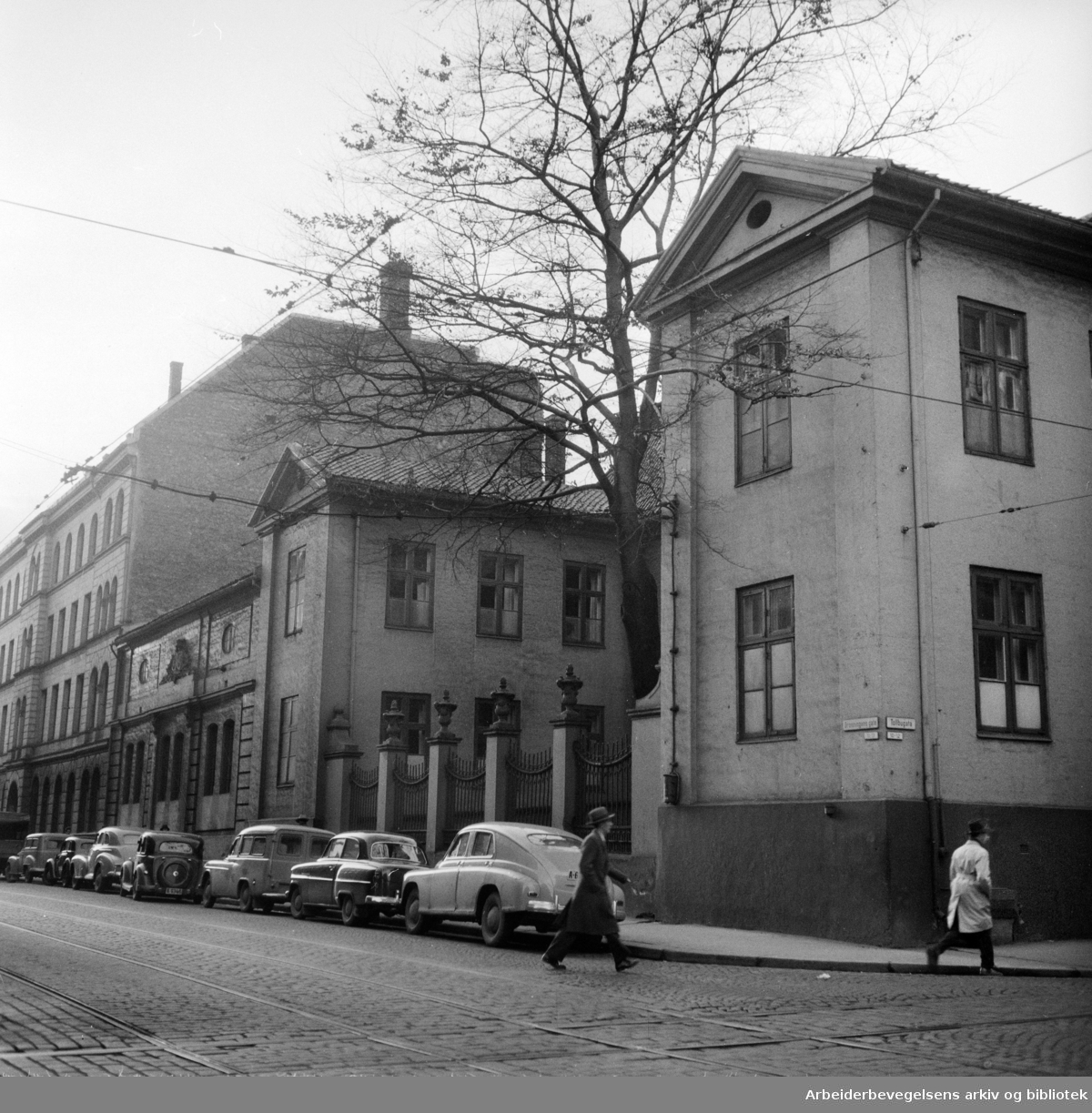 Krigsskolen - Den Gamle Krigsskole. Tollbugata 10 - Dronningens gate. Desember 1954