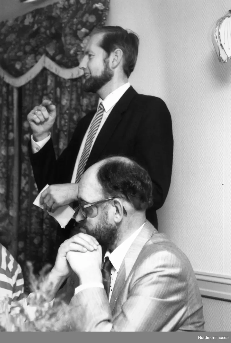 Steinar Saltbones bak, Anders Fagereng sitter. HHv. Skolesjef og politiker (V) i Averøy. Bildet er fra avisa Tidens Krav sitt arkiv i tidsrommet 1970-1994. Nå i Nordmøre museums fotosamling.