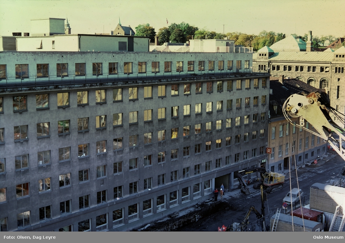 byggetomt for Norges Bank III, gravemaskin, bil, menn, kontorbygning