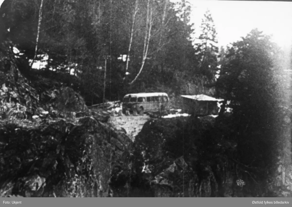 Etter kampene ved Fossum bru  i Spydeberg  12.- 13. april 1940. Sønderskutt buss.