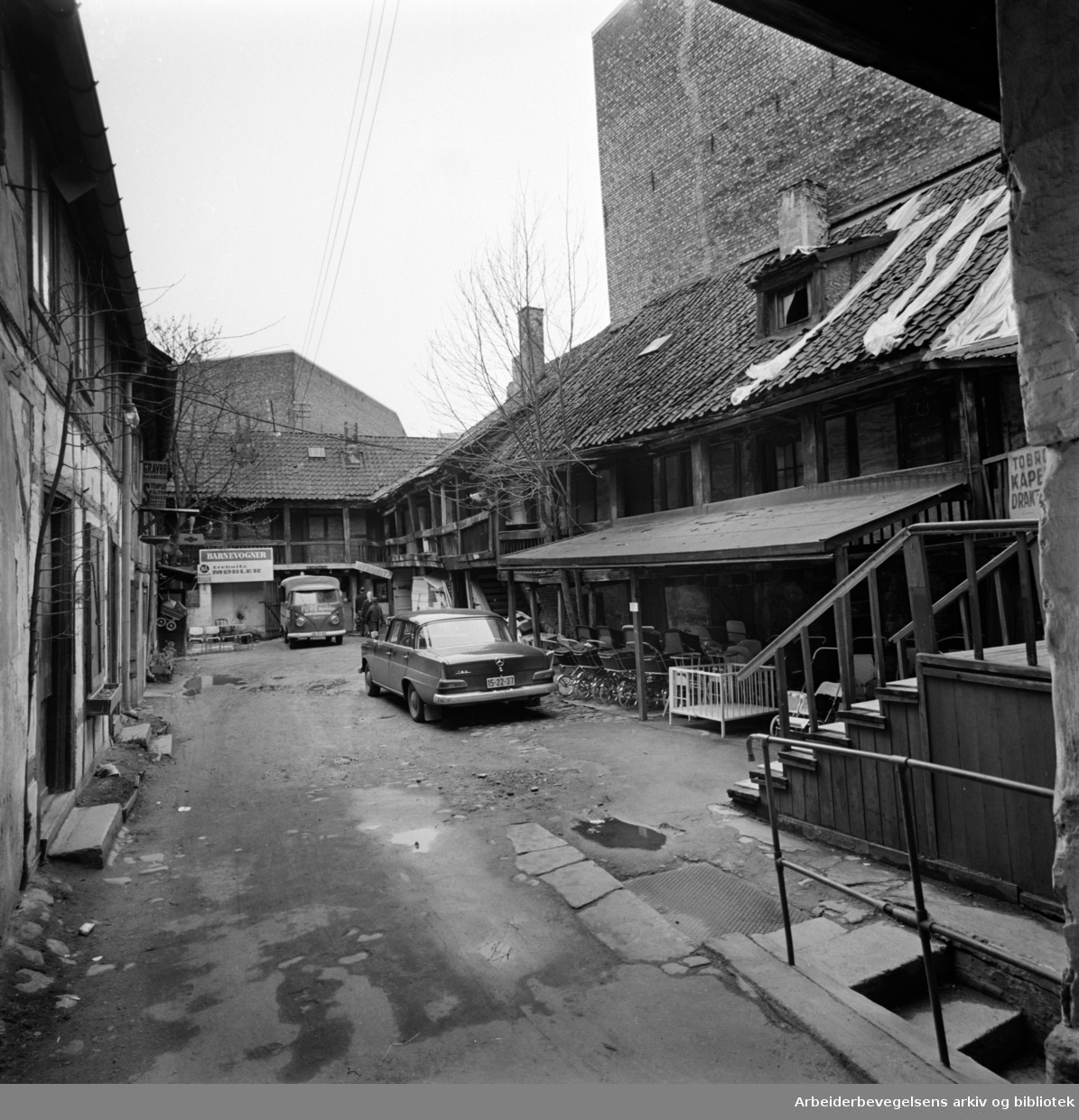 Brugata 6. Bakgårdsbebyggelse. November 1965