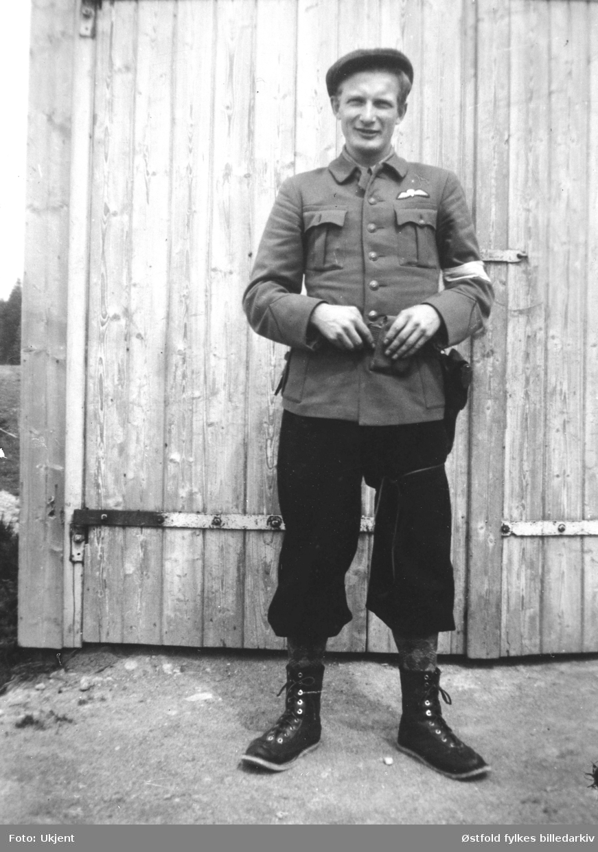 Jakob Melsom, medlem av Kompani Linge. Melsom ble sluppet i fallskjerm over Hærland i Eidsberg under 2. verdenskrig. Instruktør blant annet for Rødenes HS (hjemmestyrkene).
