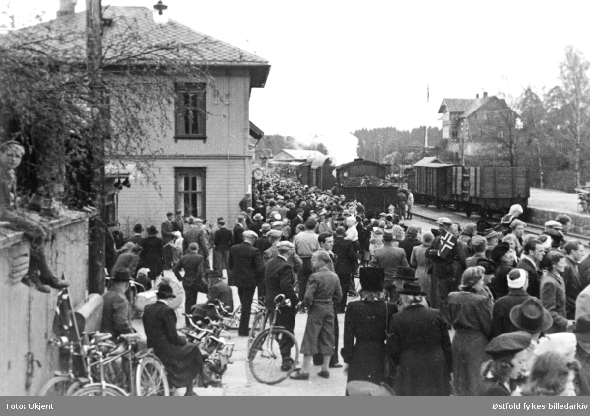 Frammøte ved Mysen jernbanestasjon for å ta farvel med Momarken-fangene 8. mai 1945.
