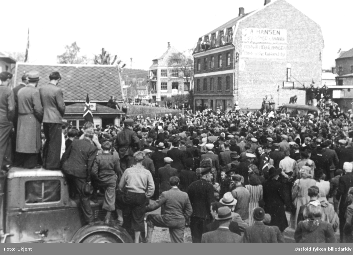 Frammøte ved Mysen jernbanestasjon for å ta farvel med Momarken-fangene 8. mai 1945.