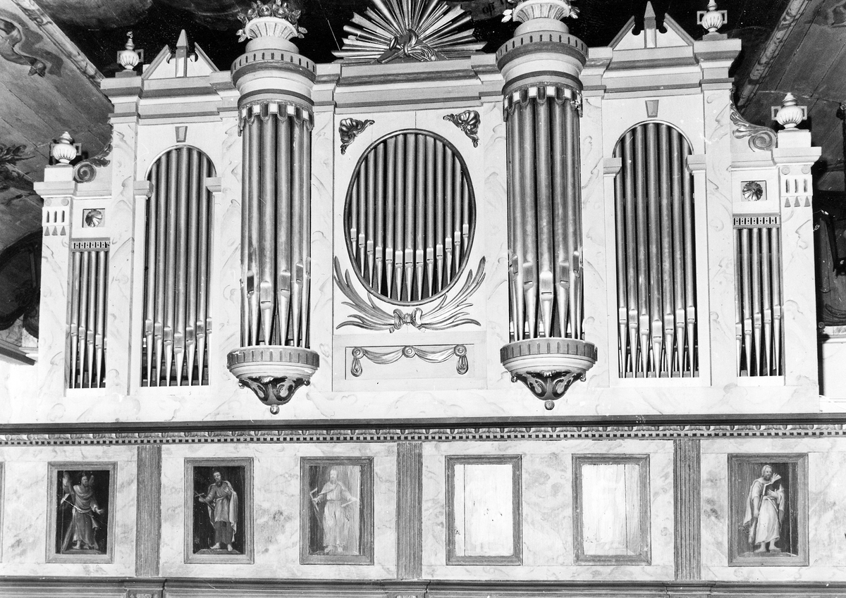 Rävinge sn. Rävinge kyrka.
Foto 1 0rgelfasaden från 1791 och del av läktarbröstvärn från 1600-talet med målningar av de tolv apostlarna utförda 1774 av Johan Blomberg.
Foto 2 Orgel med fasad från 1791. Läktarbröstvärn från 1600-talet.
Foto 3 Läktarbröstvärn från 1600-talet.