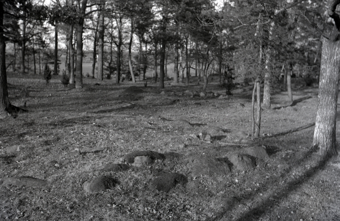 Stensättningar i gravfält på åkern söder om Dörby kyrka.