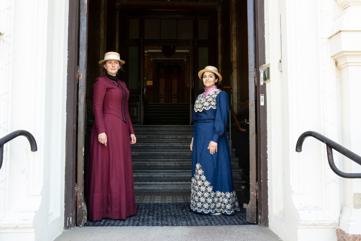 Vänersborgs museum. Greta Åberg och Nur Homsi klädda i sekelskifteskläder