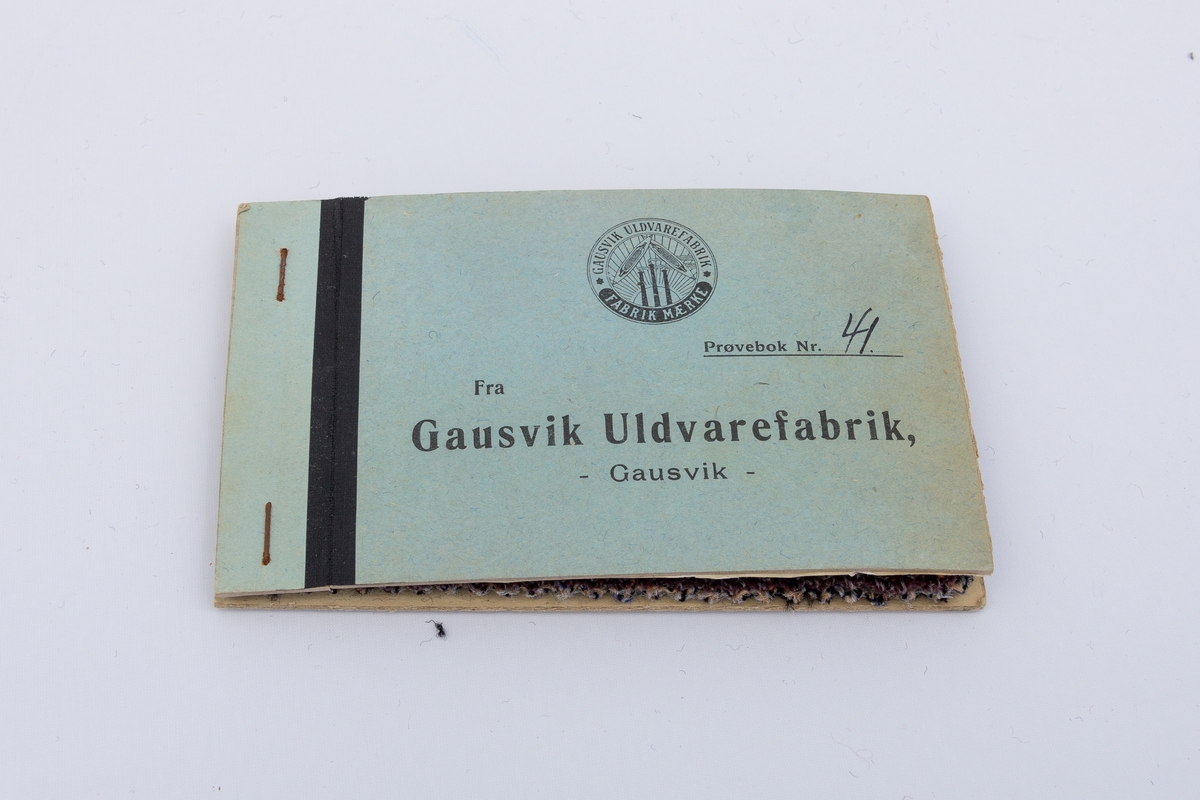Prøvebok nr 41 fra Gausvik Uldvarefabrik med sju stoffprøver på ullstoff til dress