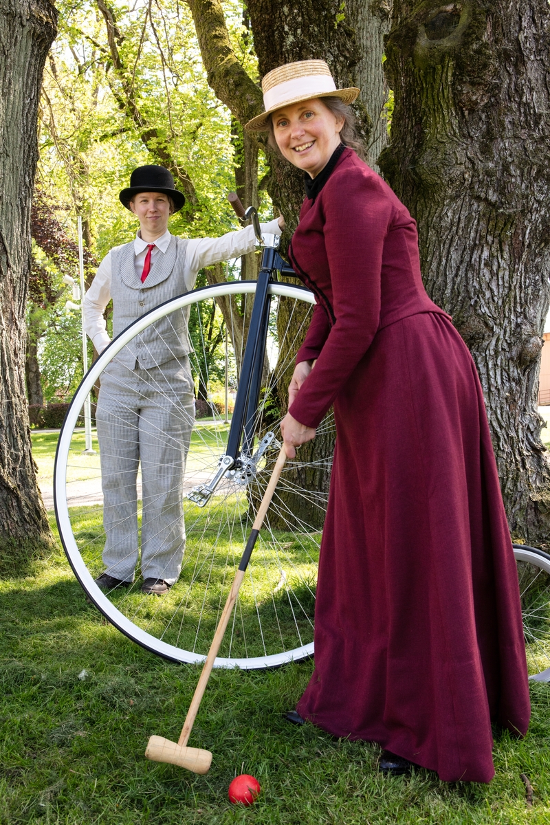 Vänersborgs museum. Sofia Edlund och Greta Åberg klädda i ...