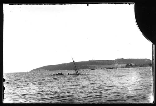 Mast och skorsten på den förlista ångbåten Per Brahe sticker upp ovan vattenytan. Fotografi i samband med bärgningen.