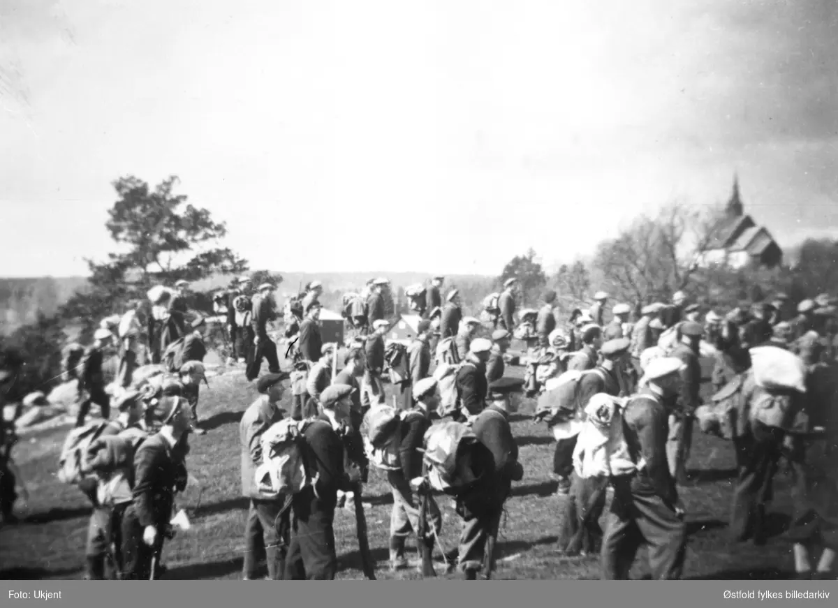 Hjemmestyrkene under oppstilling for avmarsj til Fossum bru 8.mai 1945 ...