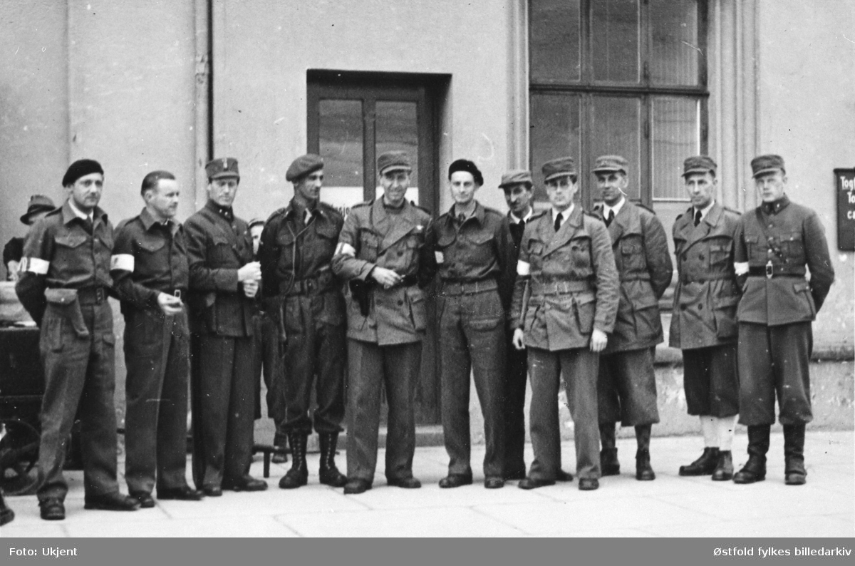 Milorg i Sarpsborg-distriktet utenfor Sarpsborg jernbanestasjon i  mai 1945. Ukjent gruppe menn i uniform, hjemmestyrkene.