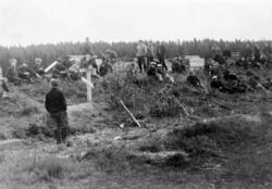 Russiske krigsfanger samlet ved graver, Momarken, Mysen, Eid