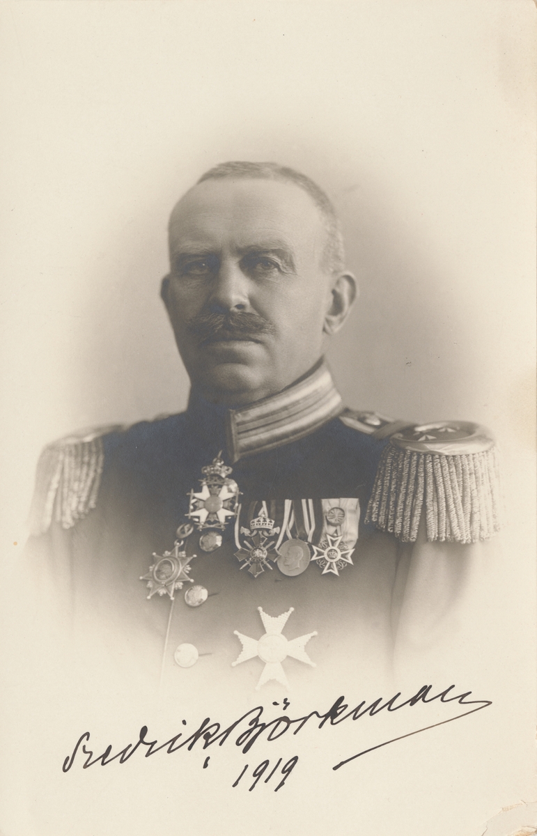Porträtt av Fredrik Björkman, överste och chef för Skaraborgs regemente I 9.

Se även bild AMA.0000973 och AMA.0009625.