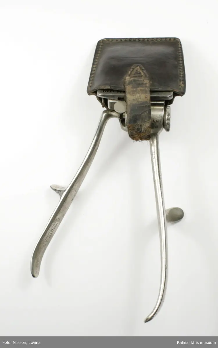 KLM 16574. Hårklippningsmaskin. Av metall. Med skyddsfodral.