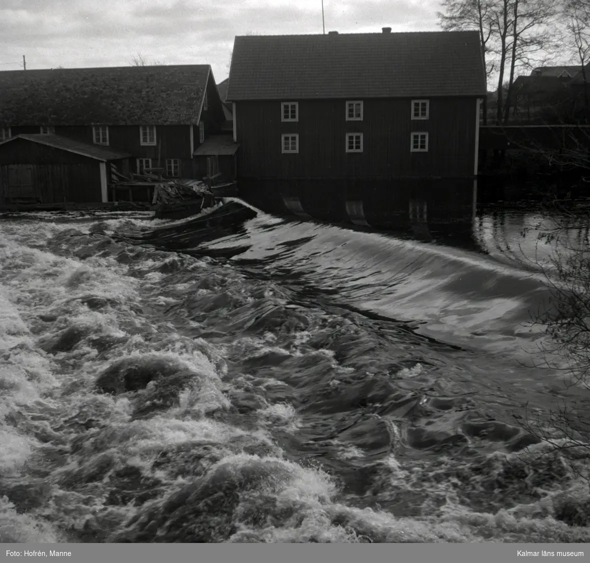 Översvämning i Broholm. Stenvalvbro med tre valv.