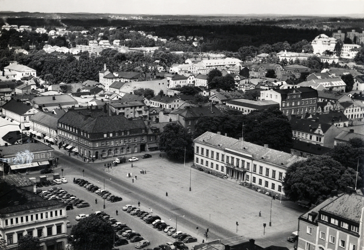 Växjö centrum, flygfoto ca 1960. Stortorget i förgrunden med residenset. I bakgrunden syns de nya husen (under byggnad) vid Liedbergsgatan och till höger därom Ringsbergsskolan.