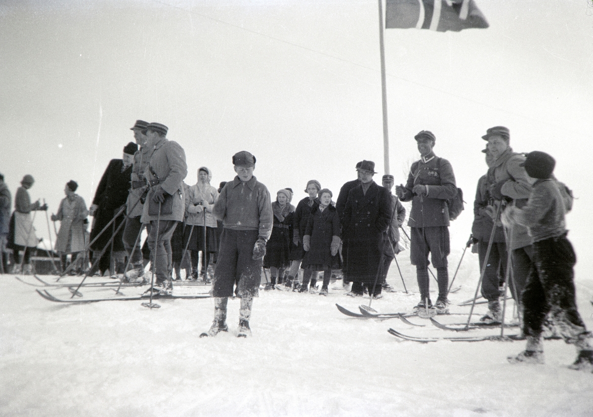 Militærøvelse i Romedal 1937. Vinterøvelse. Kronprins Olav var tilstede ...