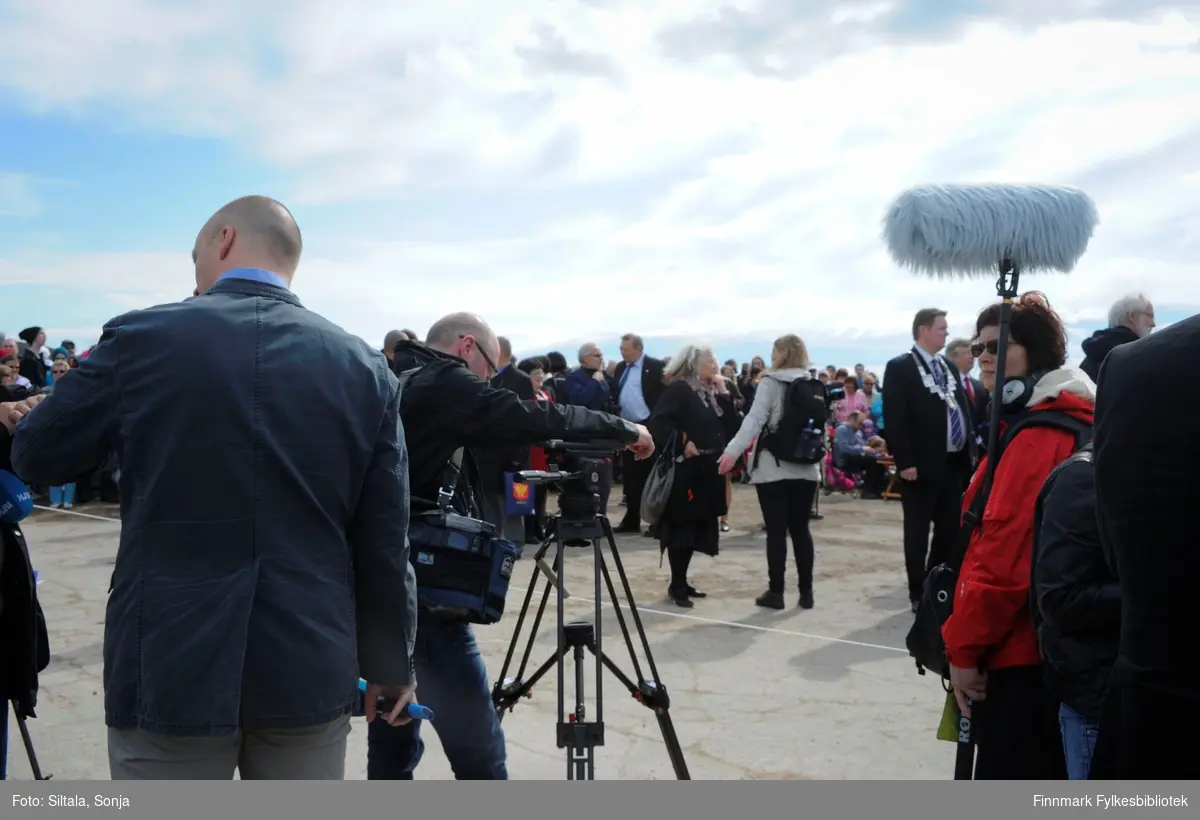 Minnesmerket på Steilneset i Vardø ble avduket på Sankthansaften, 23. juni i 2011 av HM Dronning Sonja. Flere hundre personer møtte frem for å være med på åpningen, som ble dekket av lokal og internasjonal presse.