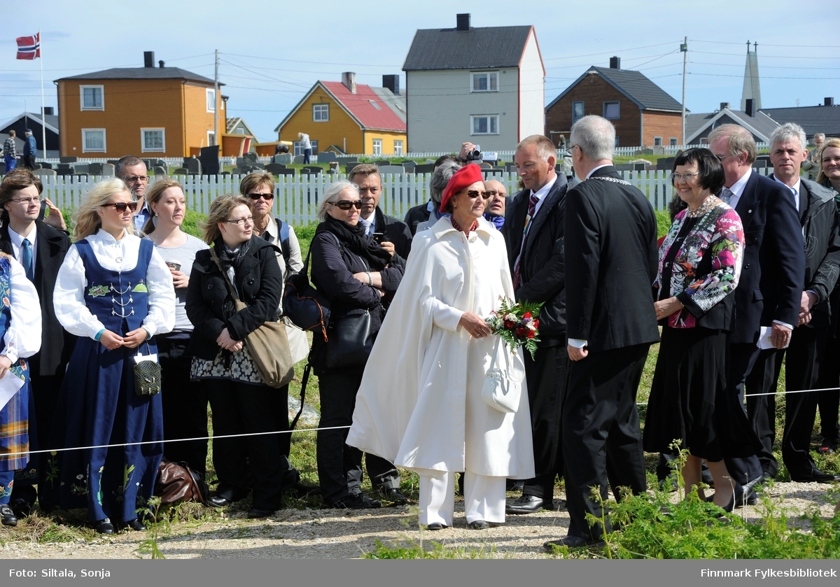 Minnesmerket på Steilneset i Vardø ble avduket på Sankthansaften, 23. juni i 2011 av HM Dronning Sonja. Flere hundre personer møtte frem for å være med på åpningen, som ble dekket av lokal og internasjonal presse.