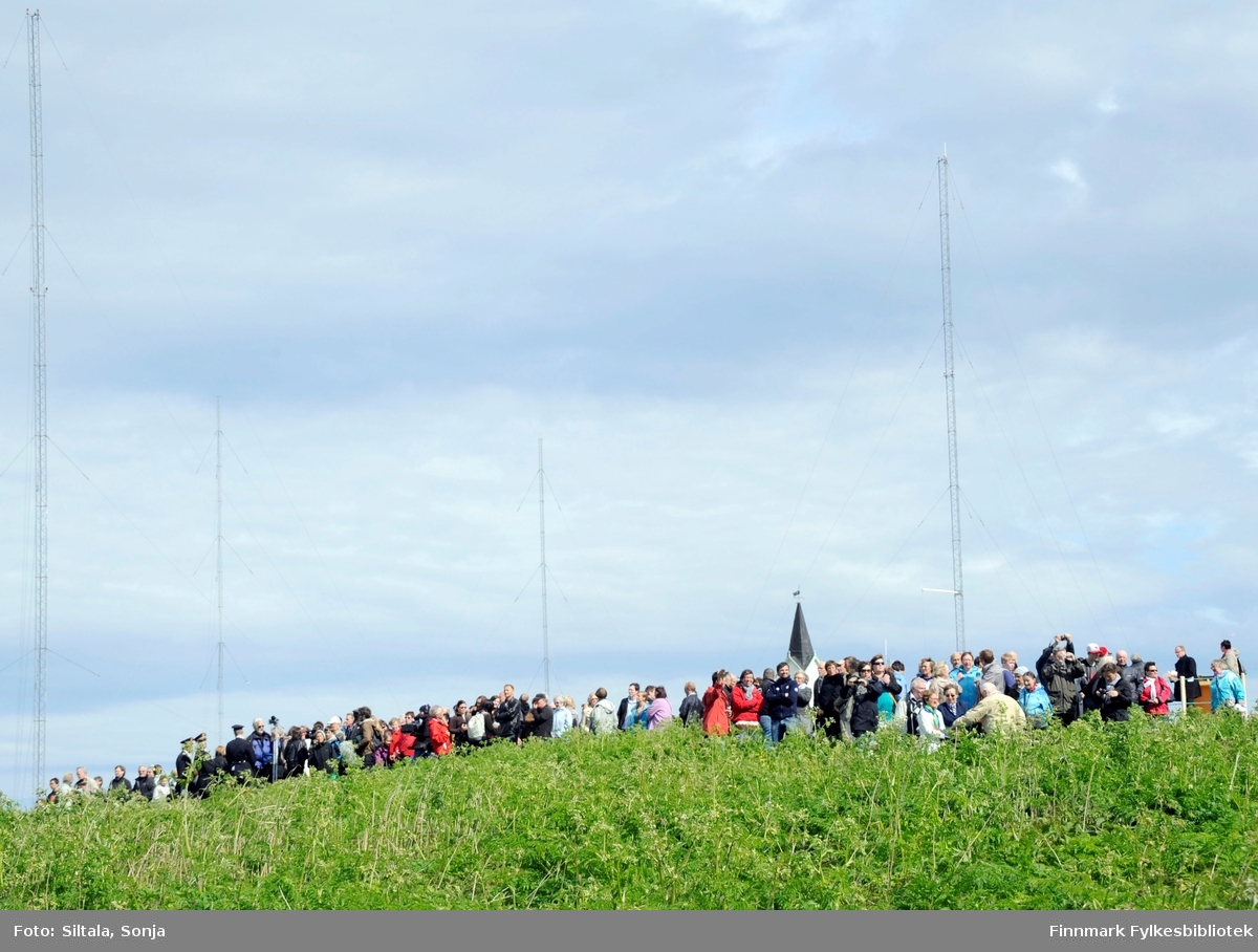 Minnesmerket på Steilneset i Vardø ble avduket på Sankthansaften, 23. juni i 2011 av HM Dronning Sonja. Flere hundre personer møtte frem for å være med på åpningen, som ble dekket av lokal og internasjonal presse. 