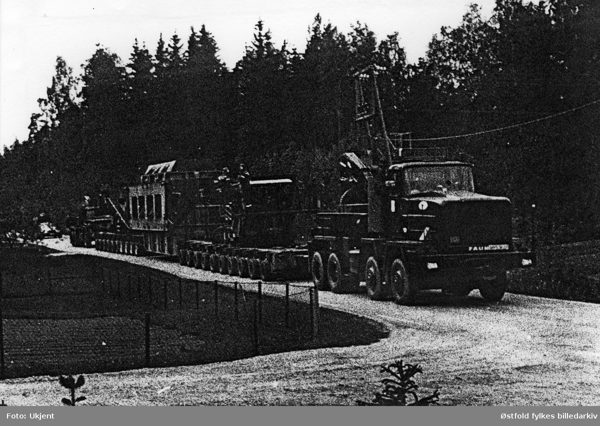 Trafo-transport i 1968. Norges største trafo på vei til Hasle-anlegget i Varteig. Bildet hører til en serie på fire. Bildet er tatt på fylkesvei B581 mellom Lundborg og Småbergkrysset.