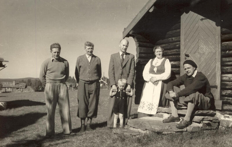 Einar Gerhardsen og turister på seterbesøk i Tynset. Foto: Anno Musea i Nord-Østerdalen. (Foto/Photo)