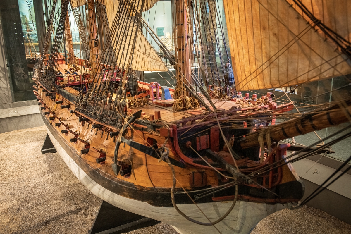 Modell av linjeskepp av Kronprins Gustav Adolf-typ i Sjöhistoriska museets utställning Klart skepp.