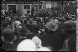 Russen holder tale 17. mai 1929 i Notodden sentrum. Lokalene