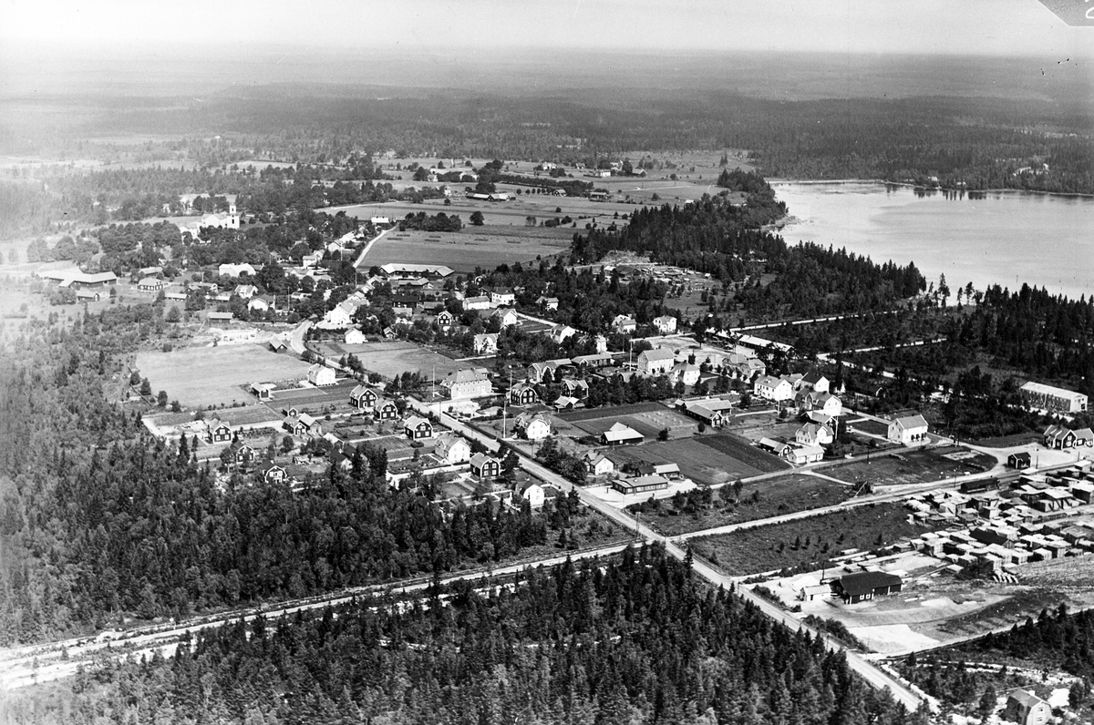 Lenhovda är kyrkby i Lenhovda socken och tillhörde efter kommunreformen 1862 Lenhovda landskommun. I denna inrättades 1 januari 1940 Lenhovda municipalsamhälle som sedan upplöstes 31 december 1956, samtidigt som landskommunen ombildades till Lenhovda köping, som senare 1971 uppgick i Uppvidinge kommun.