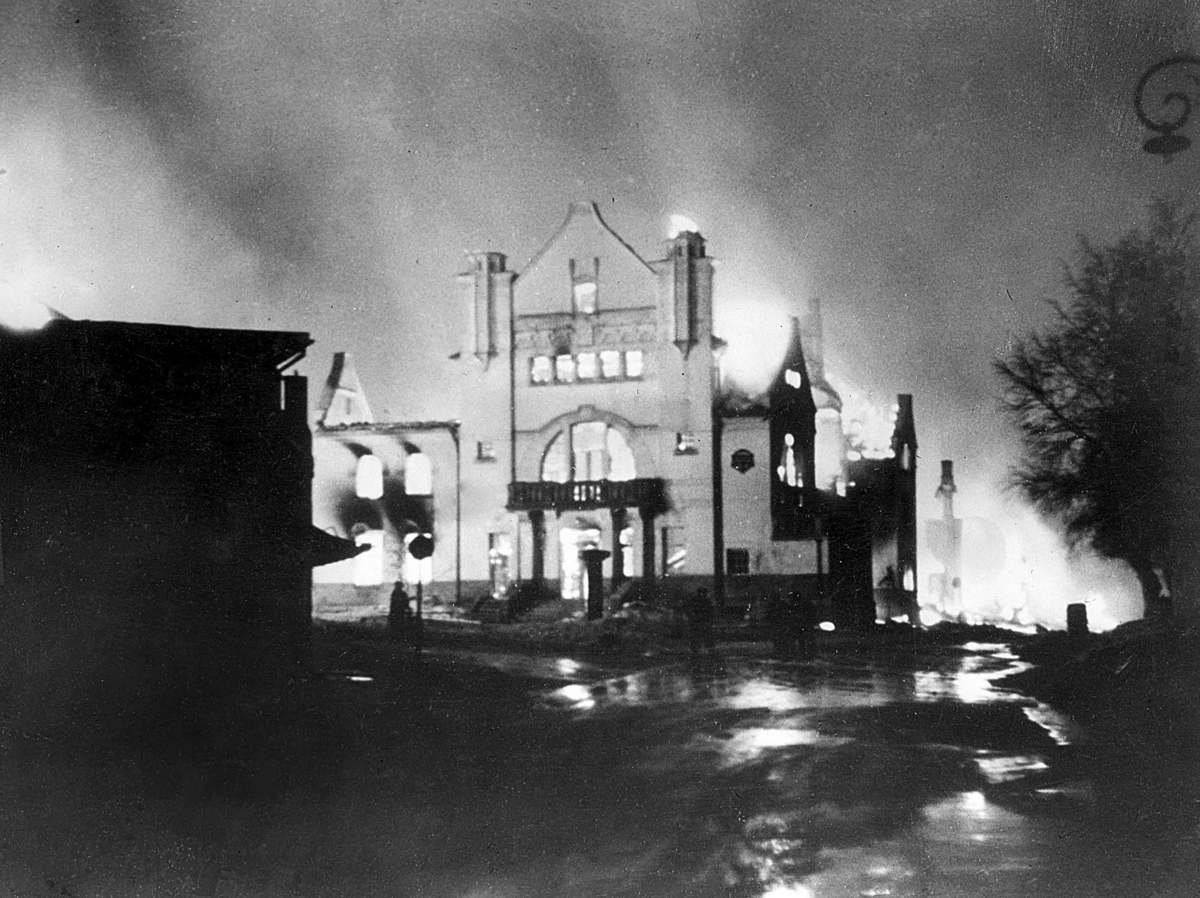 Elvarheim brenner. Festivitetslokalet Elvarheim står i brann om kvelden 11. april 1940, etter at bomber fra tyske bombefly av typen Heinkel He 111 har rammet Elverum sentrum.