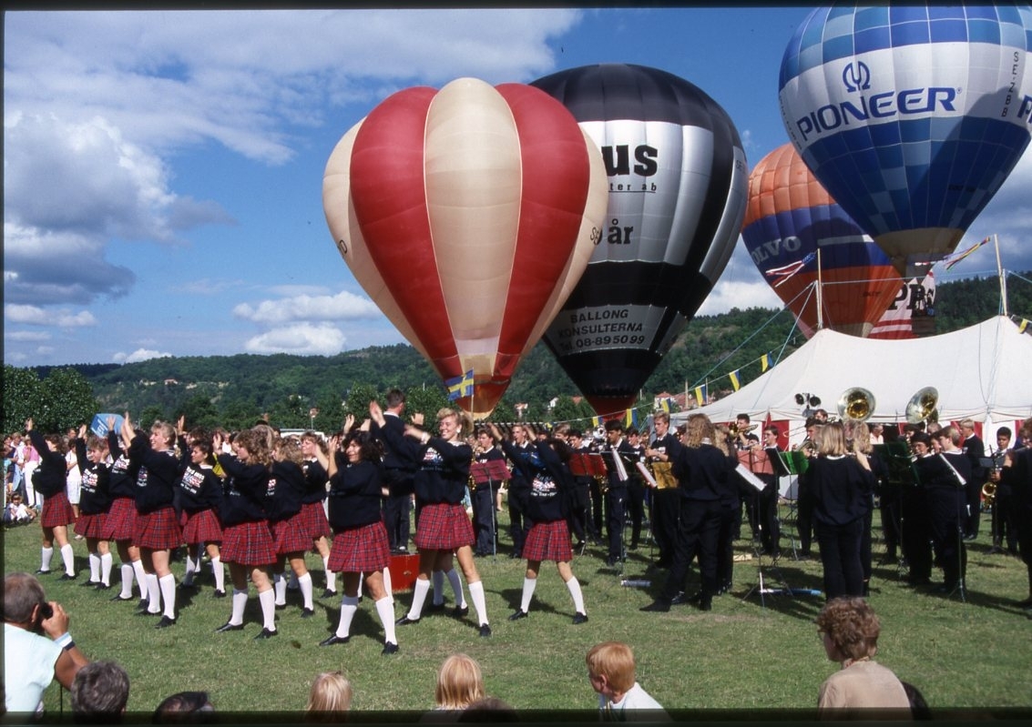 Drillflickor och musikkår från Vista High School Band från Kalifornien bland fyllda luftballonger.
