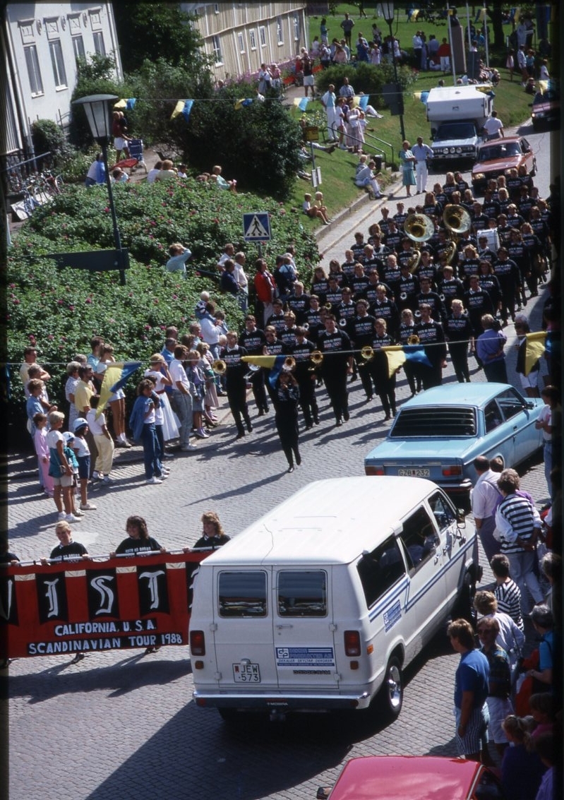 Bild uppifrån mot Brahegatan med en kortege med Vista High School Band från California som gästar Gränna i juli 1988.