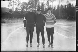 Juniormesterskapet på skøyter i 1932. Tre skøyteløpere ståen